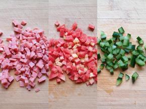 培根火腿肠、红萝卜和黄瓜分别切成小丁。