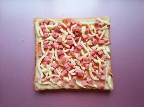 撒上一层马苏里拉芝士和火腿肠。