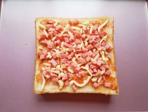 撒上一层马苏里拉芝士和火腿肠。