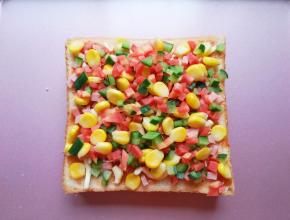 再撒上焯过水的红萝卜、黄瓜和玉米粒。