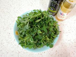 准备好调味品，苜蓿菜用淡盐水浸泡淘洗干净。 