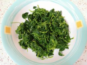 焯过水的苜蓿菜捞出晾凉，挤干水分。 