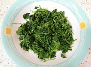 焯过水的苜蓿菜捞出晾凉，挤干水分。 