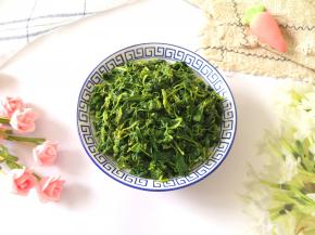 春天的苜蓿菜很新鲜。 