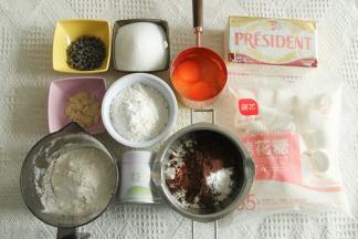 准备材料。黄油切小块软化到能用刮刀轻松抹开。