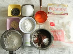 准备材料。黄油切小块软化到能用刮刀轻松抹开。