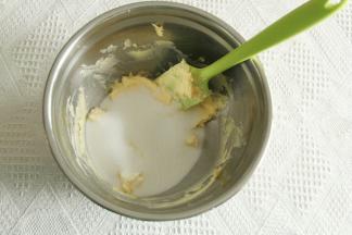 加细砂糖拌匀，电动打蛋器打发至蓬松发白。