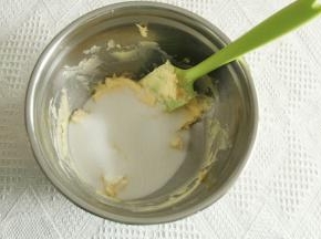 加细砂糖拌匀，电动打蛋器打发至蓬松发白。