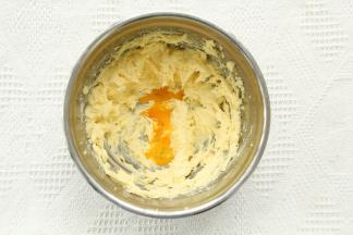 分4-5次加常温蛋液，每一次打到完全吸收再加下一次。