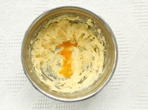 分4-5次加常温蛋液，每一次打到完全吸收再加下一次。