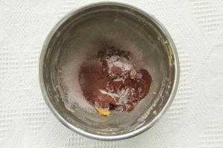 可可糊先加低粉、可可、泡打粉拌匀。