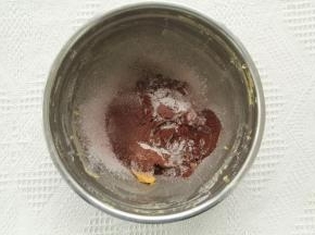 可可糊先加低粉、可可、泡打粉拌匀。