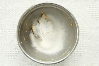 原味直接筛入低粉+泡打粉。切拌按压均匀。