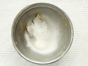 原味直接筛入低粉+泡打粉。切拌按压均匀。