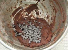 放入耐烤巧克力豆拌匀。