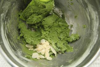 放入杏仁脆片拌匀。