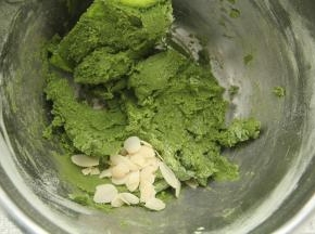 放入杏仁脆片拌匀。