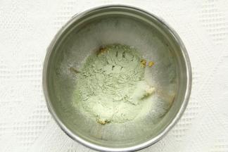 抹茶也是同样操作，加低粉、抹茶粉、泡打粉压拌至无干粉。