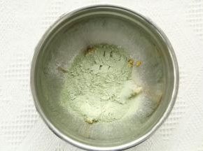 抹茶也是同样操作，加低粉、抹茶粉、泡打粉压拌至无干粉。