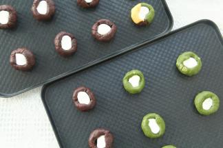 冷藏好的面团取出。分成35克一份，搓圆按扁，把棉花糖包起，露出一点就可以。
注意：棉花糖过大，可以切小一点。