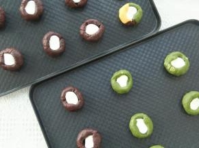 冷藏好的面团取出。分成35克一份，搓圆按扁，把棉花糖包起，露出一点就可以。
注意：棉花糖过大，可以切小一点。