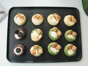 出炉趁热装饰好就可以啦！