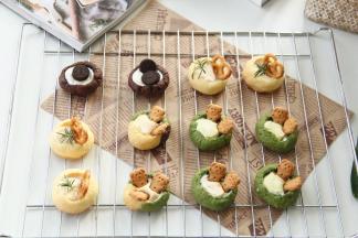 微微冷凉后，就可以开吃啦，轻轻掰开，软糯拉丝！