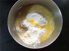 酵头+主面团中除玉米油外的所有原料混合。