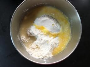 酵头+主面团中除玉米油外的所有原料混合。