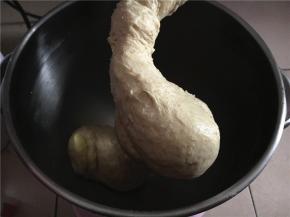 用厨师机揉面1档混匀，再开启5档揉6分钟左右，面团已稍具薄膜。