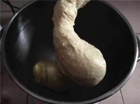 用厨师机揉面1档混匀，再开启5档揉6分钟左右，面团已稍具薄膜。