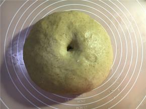 将面团滚圆，盖保鲜膜，放温暖处进行发酵（发酵至2倍大）。 面团发酵好，手指沾面粉在面团上戳洞，不回弹不塌陷，即发酵完成。