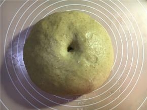 将面团滚圆，盖保鲜膜，放温暖处进行发酵（发酵至2倍大）。 面团发酵好，手指沾面粉在面团上戳洞，不回弹不塌陷，即发酵完成。