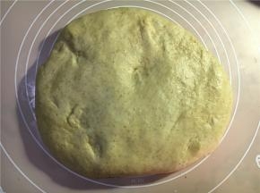 将面团轻揉排气。