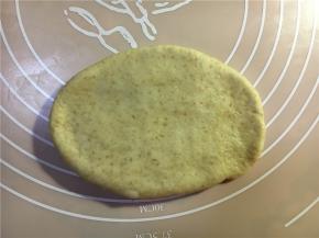 将面团擀成椭圆形。