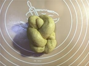 卷起面团，相接的部分塞进对折处。