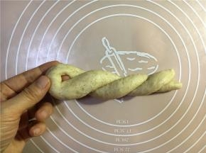 左手固定对折的地方，右手搓两圈。