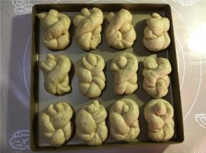 面团排放在金盘。