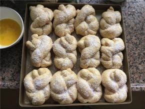 发酵好后，表面抹蛋液、撒层椰蓉。