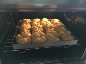 烤箱预热180度 上下火 30分钟左右。