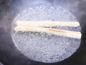 豆笋泡发后放入锅里炒熟捞出放凉