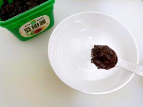 碗里加入六月香葱伴侣豆瓣酱