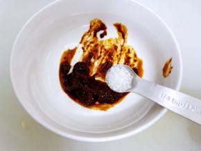 加入白糖，红油辣椒和2勺清水拌匀