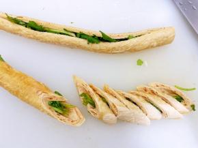 豆笋放凉后把香菜塞进去，斜切成薄片摆盘