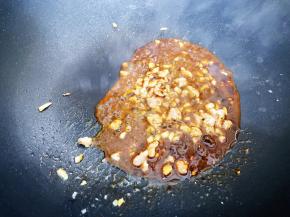 锅里加入少许植物油，放入蒜末炒香放入肉馅划散，再把调好的酱汁倒入翻炒均匀