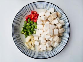 杏鲍菇和牛里脊切粒，青红椒切段备用。