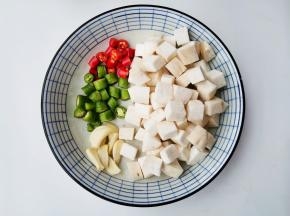 杏鲍菇和牛里脊切粒，青红椒切段备用。