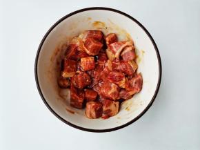 牛肉加1勺料酒、1勺生抽、半勺老抽、1勺蚝油、适量黑胡椒、再加少许油抓匀腌制10分钟。