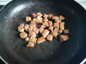 热锅冷油下入牛肉粒，小火翻炒至每面上色即可，捞出放置一边静置。