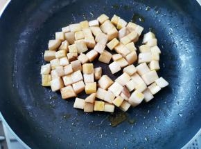 再将杏鲍菇煎至金黄，